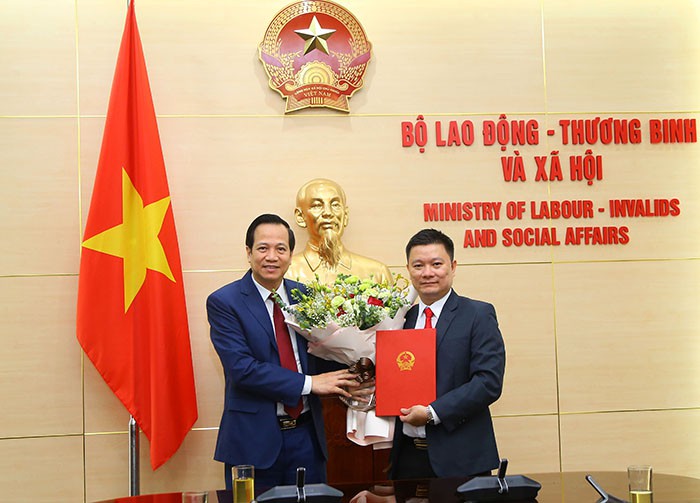trao quyet dinh bo nhiem chanh van phong quoc gia ve giam ngheo hinh 1