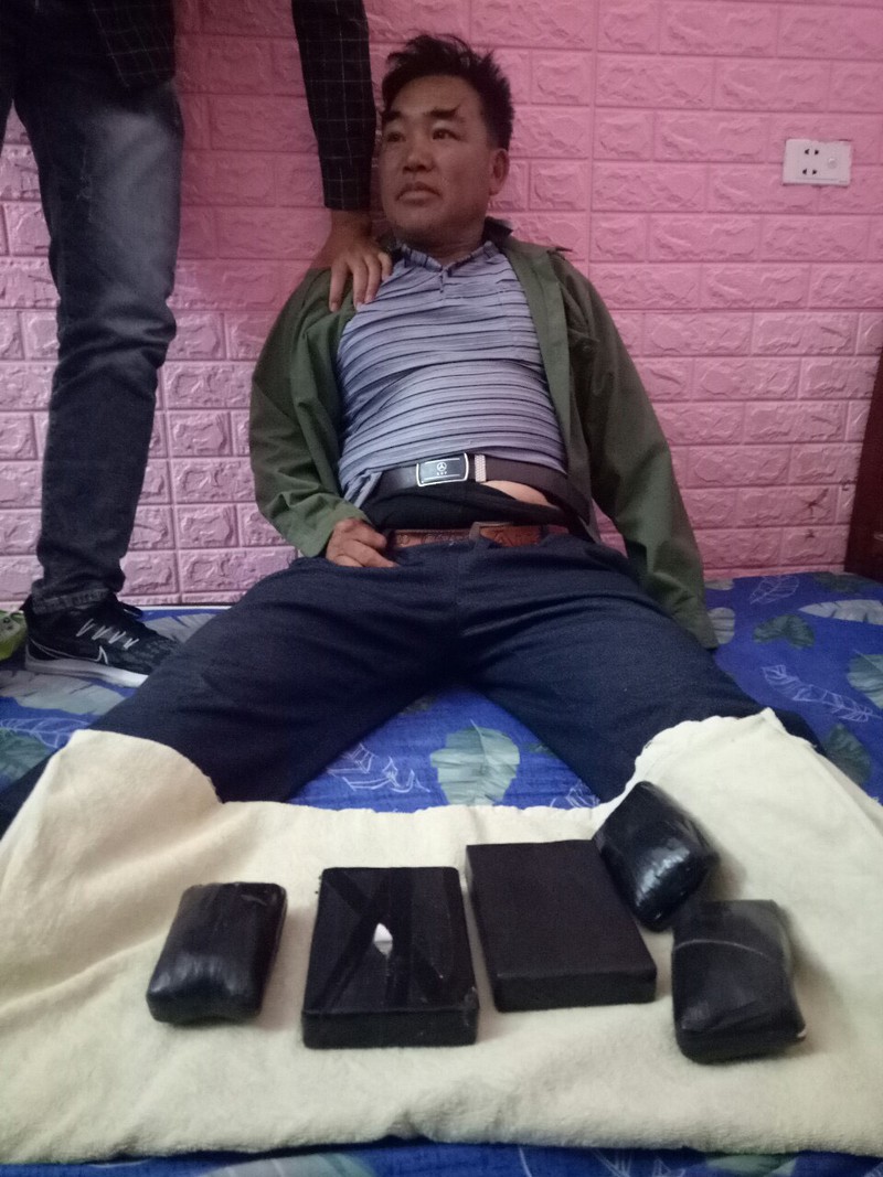 bat giu doi tuong mua ban 2 banh heroin va gan 6.000 vien ma tuy tong hop hinh 1
