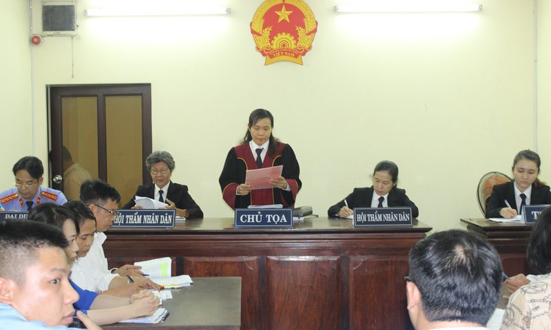 vu chu gia trang quan kien chu tich huyen binh chanh: toa lai hoan xu hinh 1
