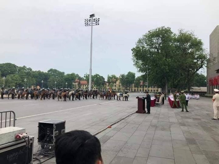 hom nay, cscd ky binh dieu hanh truoc lang bac va nha quoc hoi hinh 8