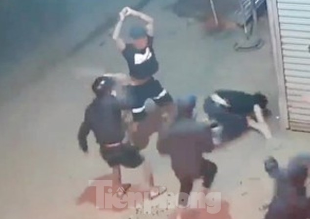 kinh hoang 3 nguoi bi chem thuong vong tai quan an o binh duong hinh 1