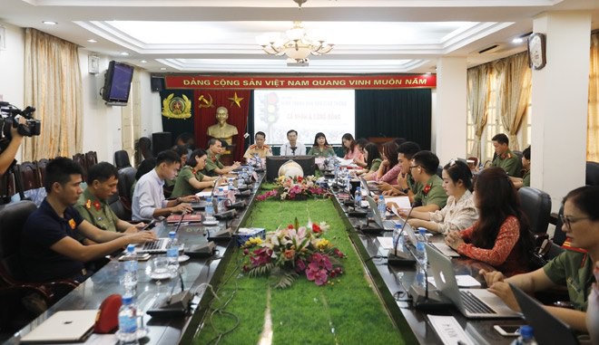 chong nguoi thi hanh cong vu khi tham gia giao thong ngay mot phuc tap hinh 1