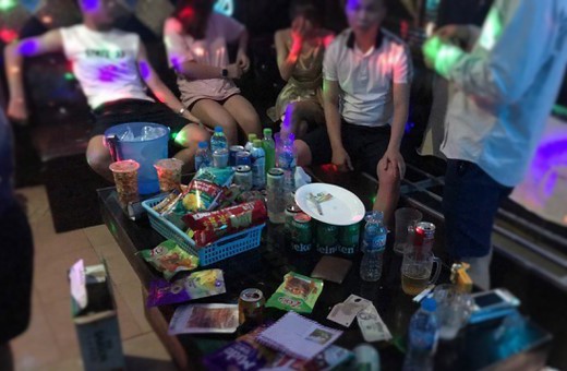 hai chi em ruot cung ban mo tiec ma tuy trong khach san hinh 1