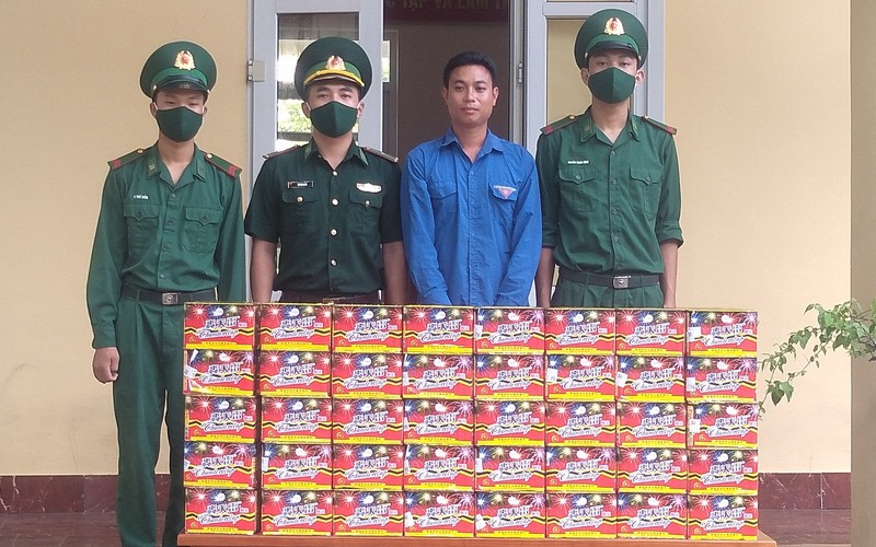 bat vu van chuyen gan 2 ta phao no va sung tu che hinh 1