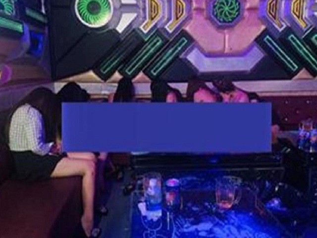 nu tiep vien "thoat y" trong quan karaoke phuc vu khach hinh 1