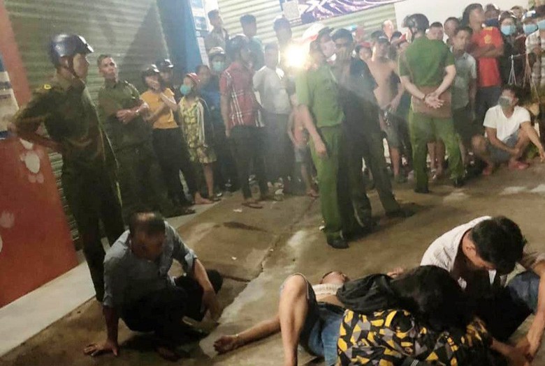 3 thanh nien bi dan vay bat sau tieng ho hoan "bi bat coc" hinh 1