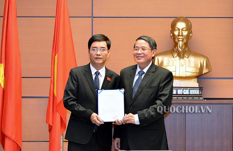 cong bo nghi quyet cua uy ban thuong vu quoc hoi ve cong tac can bo hinh 1