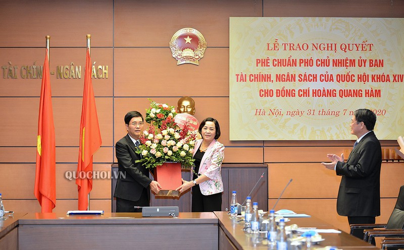 cong bo nghi quyet cua uy ban thuong vu quoc hoi ve cong tac can bo hinh 2