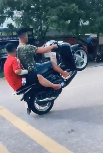 khoe boc dau xe tren mang, mot thanh nien bi phat 4,3 trieu dong hinh 1