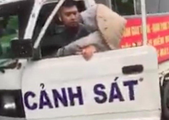 phat canh cao chien si cong an mac quan dui lai xe bien xanh dep hang rong  hinh 1