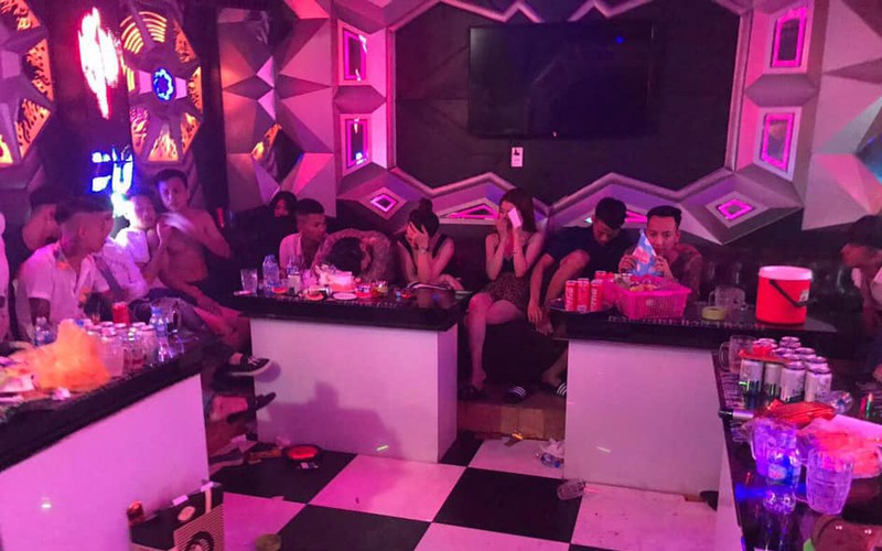 dot kich quan karaoke bat hang chuc doi tuong dang "bay lac" hinh 1