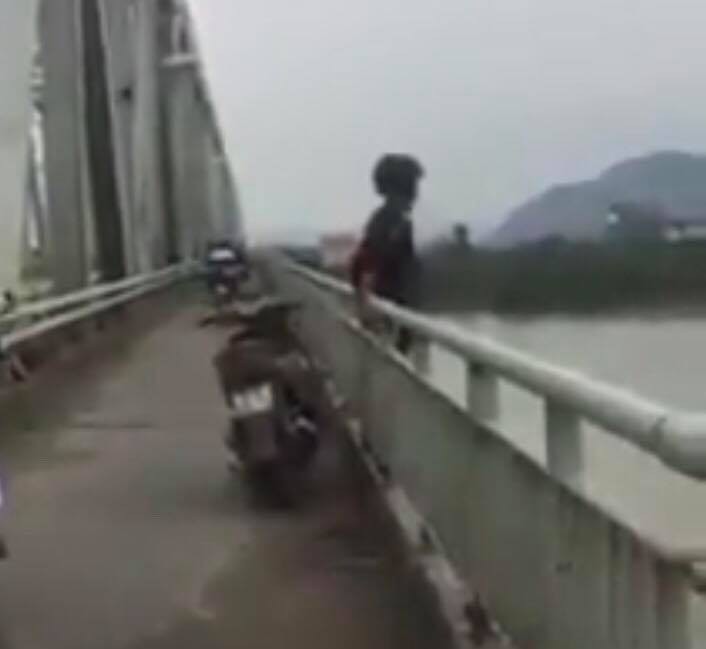 de lai xe may tren cau, nam thanh nien gieo minh xuong song lam tu van hinh 1
