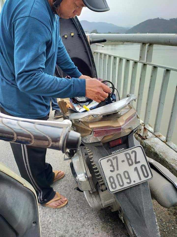 de lai xe may tren cau, nam thanh nien gieo minh xuong song lam tu van hinh 2
