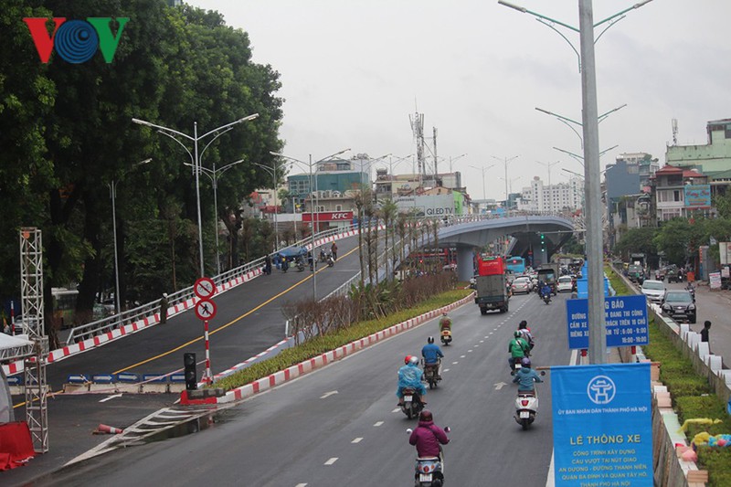 ha noi tiep tuc ha cot de song hong doan tu an duong den cau nhat tan hinh 2