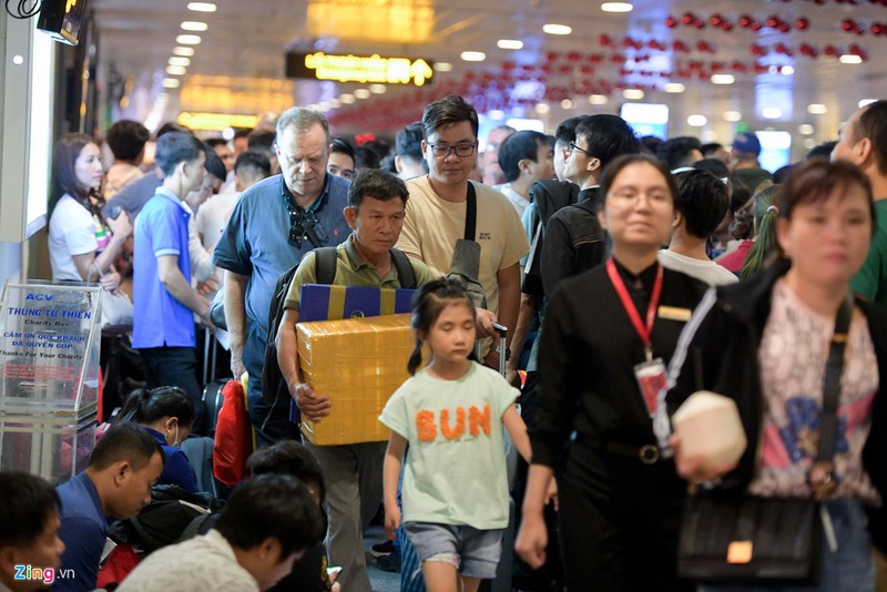 cho len may bay ve que an tet, cac "thuong de" va vat o tan son nhat   hinh 11