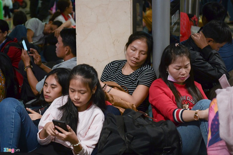 cho len may bay ve que an tet, cac "thuong de" va vat o tan son nhat   hinh 12