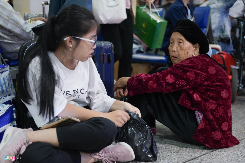 cho len may bay ve que an tet, cac "thuong de" va vat o tan son nhat   hinh 7