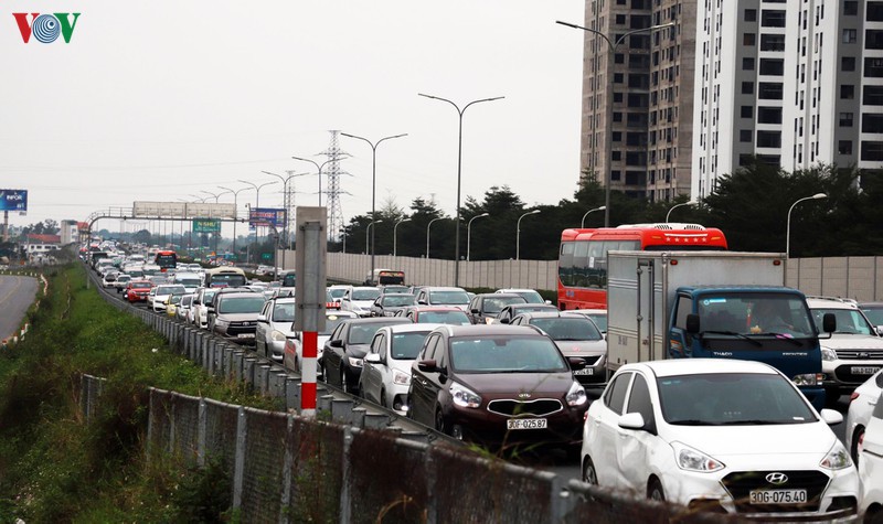 nguoi dan un un tro lai sau ky nghi tet, cua ngo thu do un tac dai hinh 1