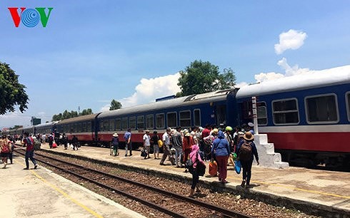 e khach vi covid-19, tau tu ha noi di vinh, lao cai phai ngung chay hinh 1