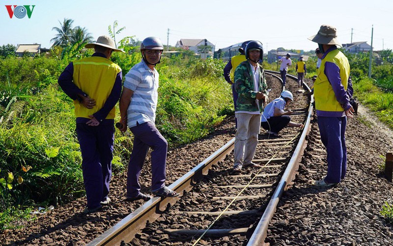 "chay tau trai luat", duong sat truoc nguy co phai dung hoat dong? hinh 4