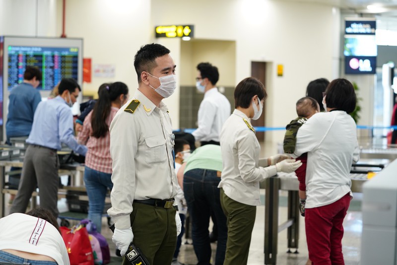 3 khach ngoai mang gan 30 nghin khau trang dinh bay sang thai lan hinh 2