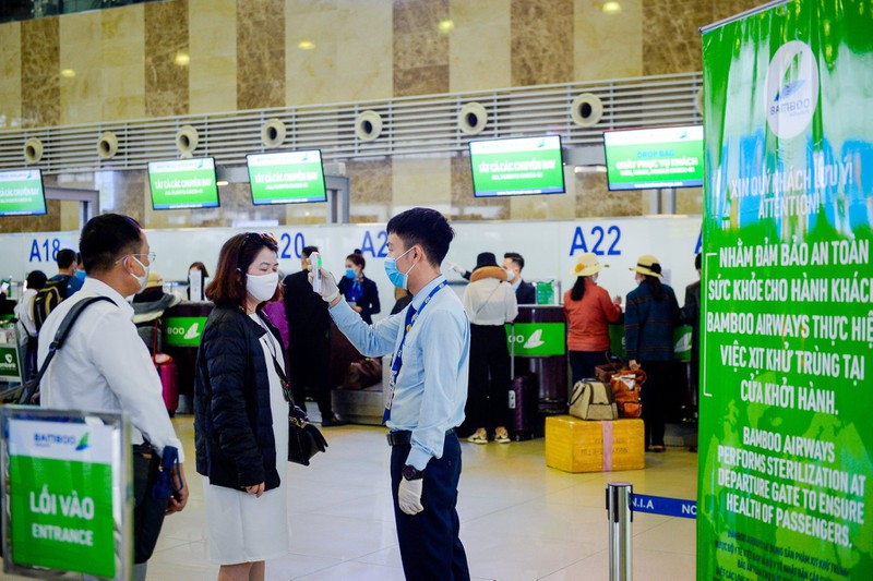 tam dung dua nguoi viet nam tu nuoc ngoai den tan son nhat hinh 2