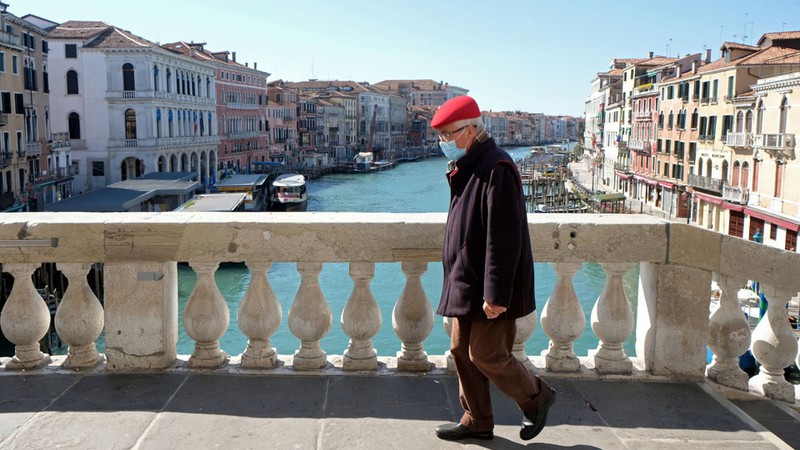 covid-19 co dau hieu suy giam tai italia, tiep da tang tai tay ban nha hinh 1