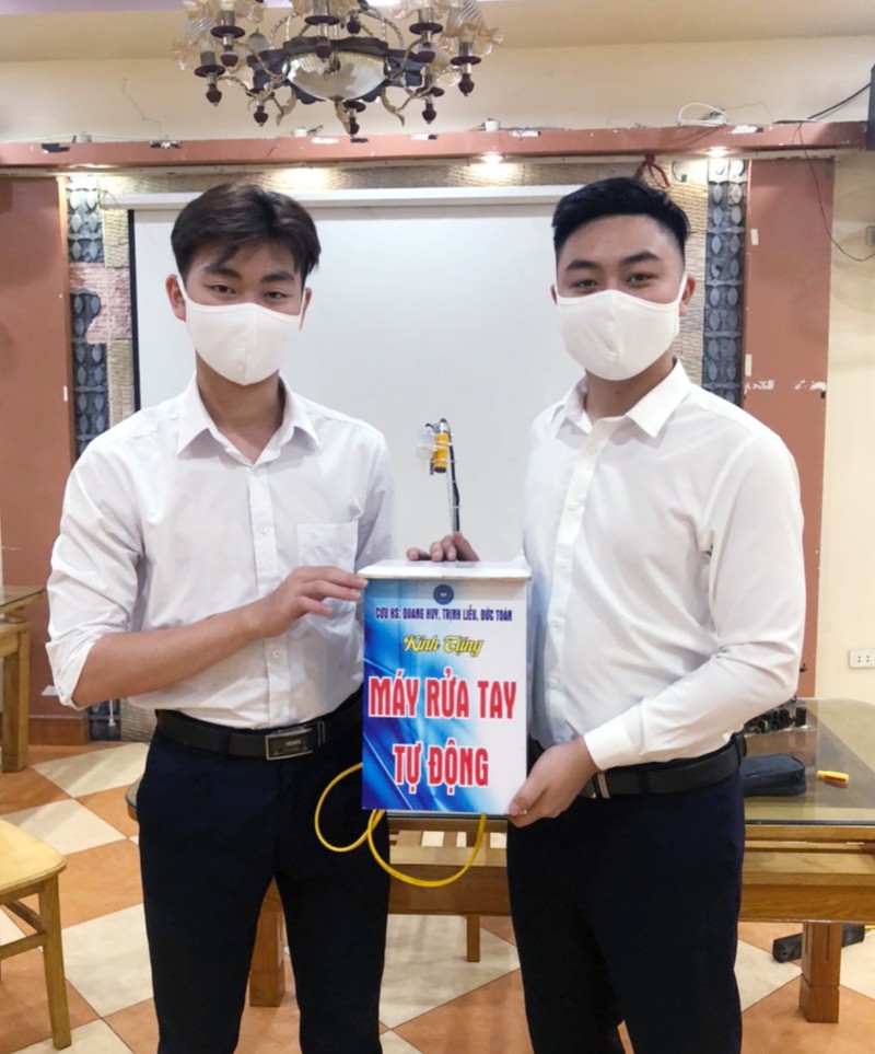 doi ban tre che tao may rua tay tu dong chung suc chong dich covid-19 hinh 2