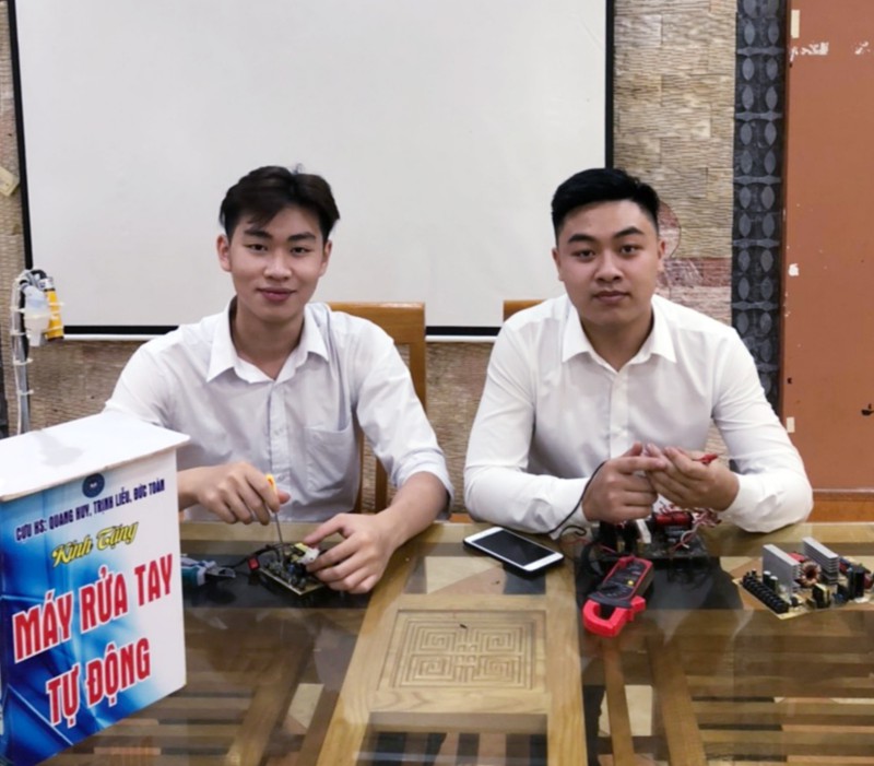 doi ban tre che tao may rua tay tu dong chung suc chong dich covid-19 hinh 1
