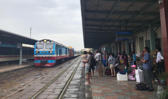 duong sat bac-nam chay lai doi tau se1/2, tau di nghe an tu hom nay hinh 1