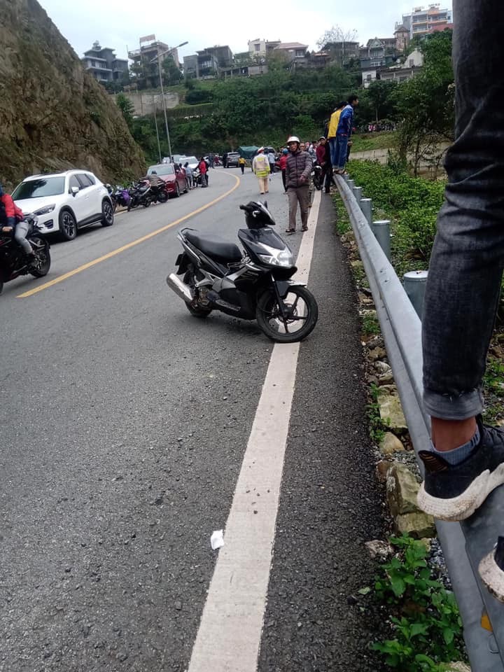 hiện trường vụ xe con lao xuống vực ở tam đảo, khiến 4 người tử vong hình 13 hien truong vu xe con lao xuong vuc o tam dao, khien 4 nguoi tu vong hinh 13