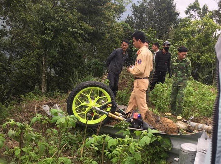 hiện trường vụ xe con lao xuống vực ở tam đảo, khiến 4 người tử vong hình 5 hien truong vu xe con lao xuong vuc o tam dao, khien 4 nguoi tu vong hinh 5