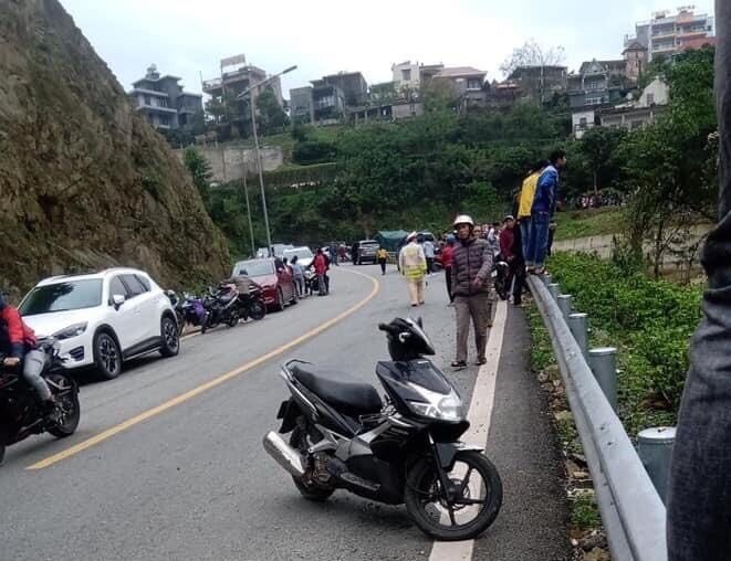 hiện trường vụ xe con lao xuống vực ở tam đảo, khiến 4 người tử vong hình 9 hien truong vu xe con lao xuong vuc o tam dao, khien 4 nguoi tu vong hinh 9