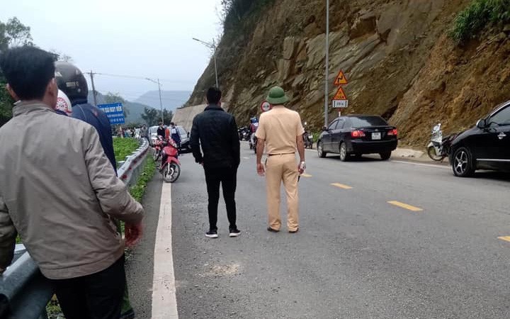 hiện trường vụ xe con lao xuống vực ở tam đảo, khiến 4 người tử vong hình 10 hien truong vu xe con lao xuong vuc o tam dao, khien 4 nguoi tu vong hinh 10
