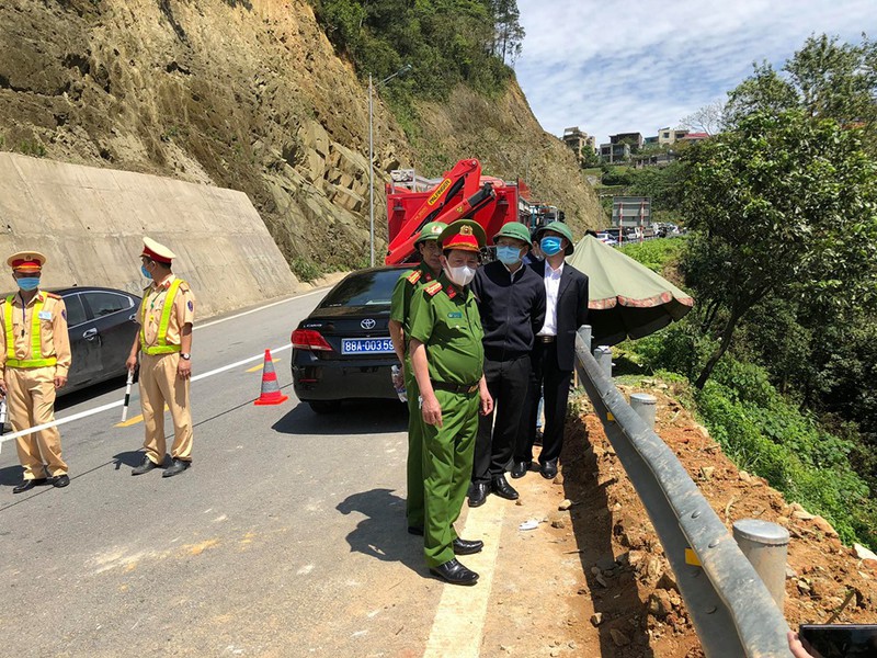 vu xe lao xuong vuc o tam dao: nguoi song sot dang cap cuu o viet duc  ​ hinh 3
