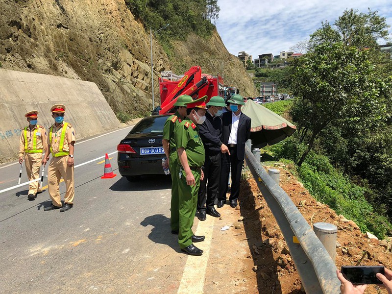 vu xe lao xuong vuc o tam dao: nguoi song sot dang cap cuu o viet duc  ​ hinh 7
