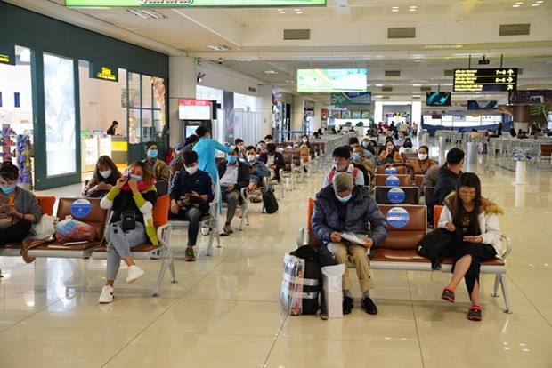 tang chuyen bay nhung van phai gian cach ghe ngoi tren may bay hinh 2