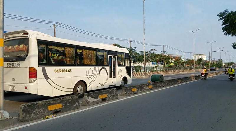 clip: xe ban tai lam vang bon nuoc tren duong, nhieu xe gap nguy hiem hinh 1