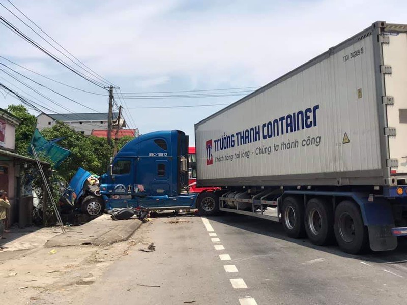 container va cham voi xe khach, 1 phu nu tu vong thuong tam hinh 2