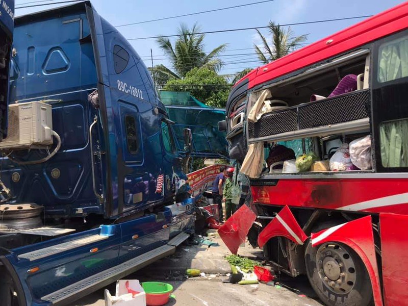 container va cham voi xe khach, 1 phu nu tu vong thuong tam hinh 1