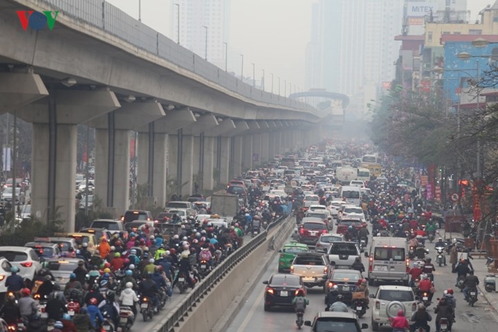 hoc sinh di hoc tro lai, moi nga duong o ha noi xe chat nhu nem coi hinh 1
