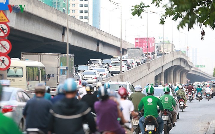 hoc sinh di hoc tro lai, moi nga duong o ha noi xe chat nhu nem coi hinh 2