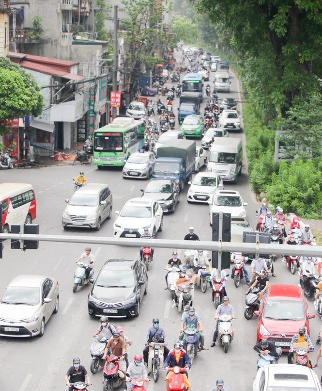 hoc sinh di hoc tro lai, moi nga duong o ha noi xe chat nhu nem coi hinh 9