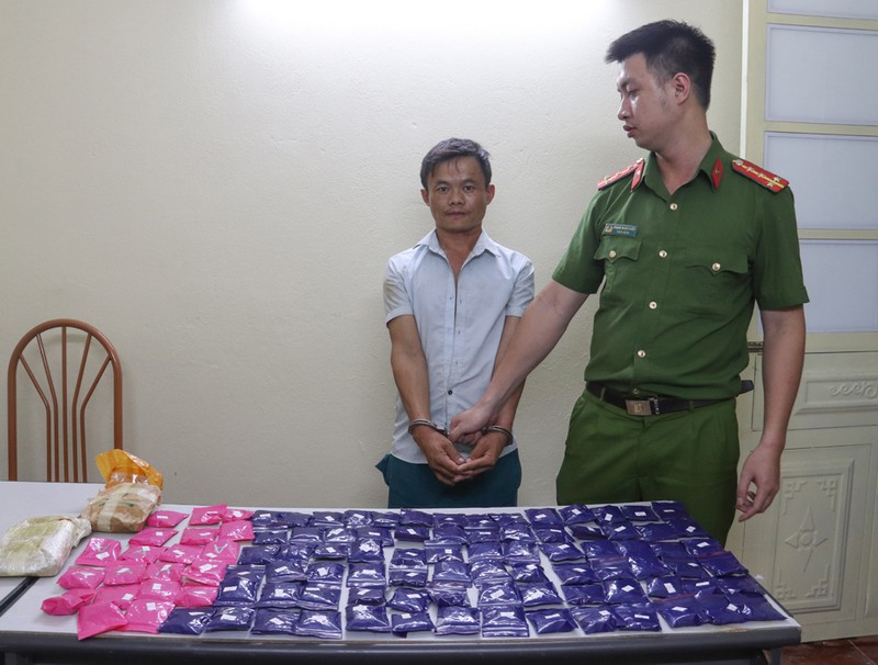 bat giu doi tuong mang hon 19.000 vien ma tuy tu lao ve viet nam  hinh 1