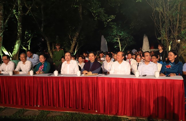 lanh dao dang, nha nuoc du cau truyen hinh ky niem ngay sinh cua bac hinh 4