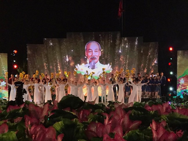 lanh dao dang, nha nuoc du cau truyen hinh ky niem ngay sinh cua bac hinh 6