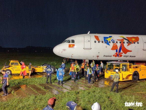 toan bo qua trinh hon 18 gio giai cuu may bay vietjet truot khoi duong bang hinh 5