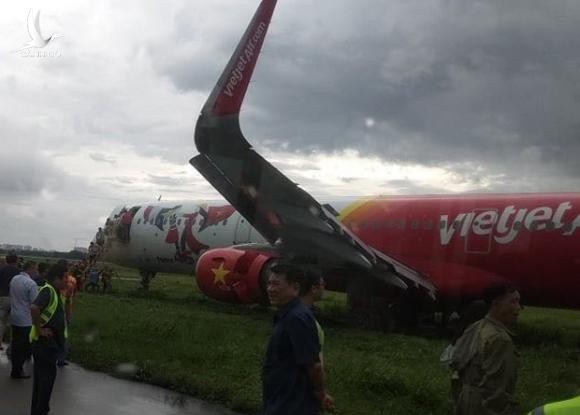 toan bo qua trinh hon 18 gio giai cuu may bay vietjet truot khoi duong bang hinh 4