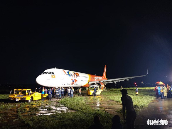 toan bo qua trinh hon 18 gio giai cuu may bay vietjet truot khoi duong bang hinh 6