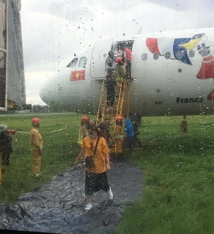 toan bo qua trinh hon 18 gio giai cuu may bay vietjet truot khoi duong bang hinh 2